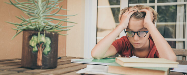 Adolescent fatigué endormi sur ses cahiers de cours le soir